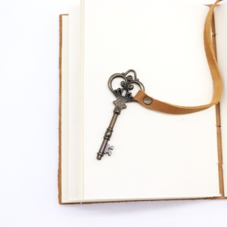 Oiled Tan Leather & Key - 200 pages - 13x18cm Oiled Tan Leather & Key - 200 pages - 13x18cm