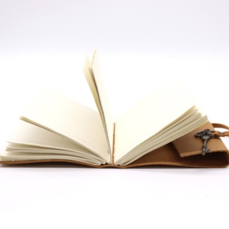 Oiled Tan Leather & Key - 200 pages - 13x18cm Oiled Tan Leather & Key - 200 pages - 13x18cm