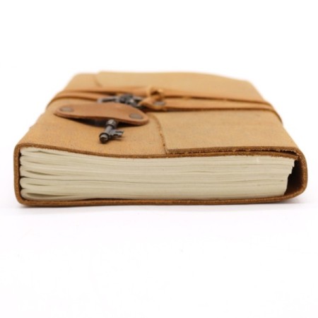 Oiled Tan Leather & Key - 200 pages - 13x18cm Oiled Tan Leather & Key - 200 pages - 13x18cm